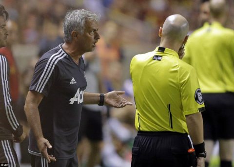Mourinho nói gì về chiếc thẻ đỏ ngớ ngẩn của Valencia?