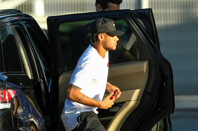 Neymar chuẩn bị kiểm tra y tế, hoàn tất thủ tục gia nhập PSG