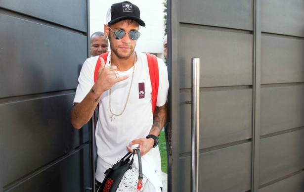 CHÙM ẢNH: Neymar khăn gói rời Barca, bắt đầu cuộc sống mới tại Paris
