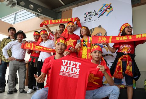 CĐV hào hứng đến sớm 4 tiếng cổ vũ cho U22 Việt Nam