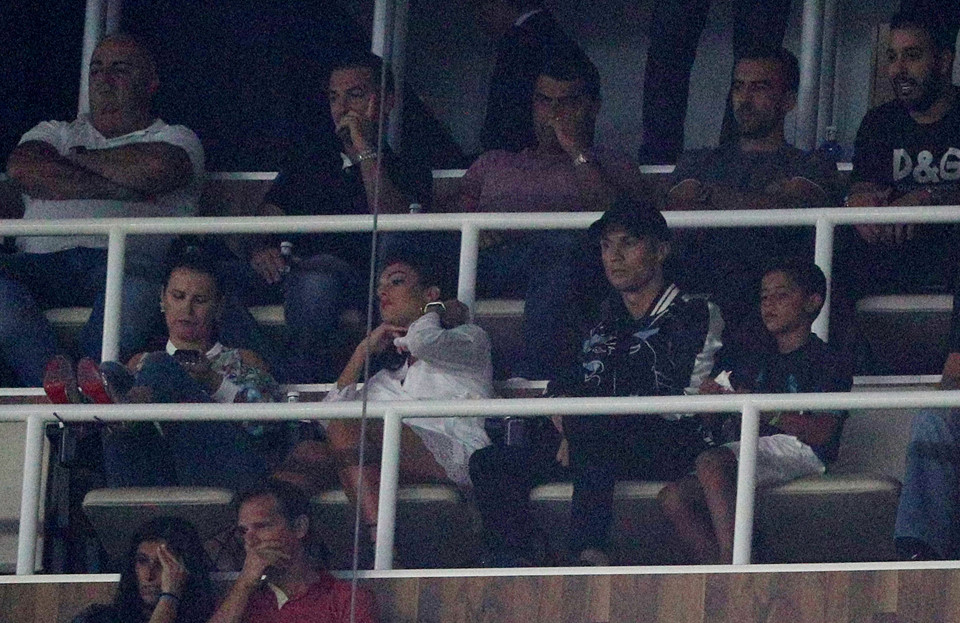 Ronaldo cùng bạn gái xem Real dễ dàng đánh bại Barca từ khán đài