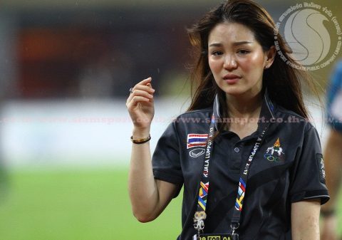 Hot Girl trưởng đoàn Thái Lan bật khóc khi đội nhà vô địch