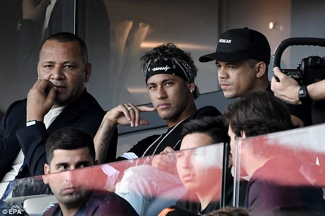Gặp rắc rối trong thủ tục, Neymar có thể tiếp tục ngồi ngoài sân