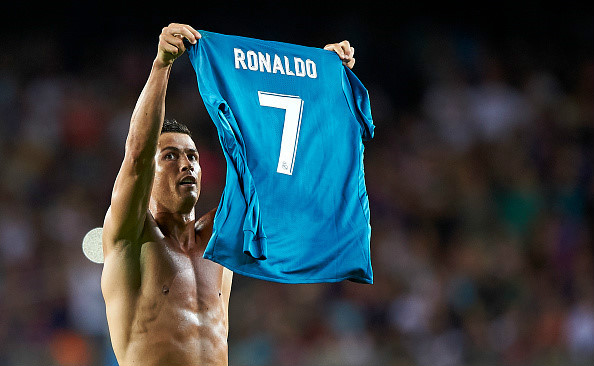 Fan Real phấn khích với màn khoe áo ‘phản đòn’ Messi của Ronaldo
