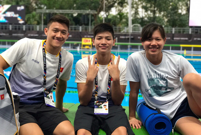 Ánh Viên và đồng đội vượt khó tập bơi ở Malaysia