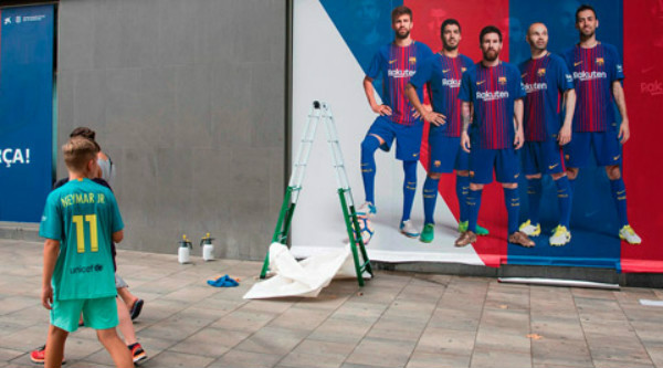 Barca gỡ toàn bộ hình ảnh của Neymar ngoài sân Nou Camp
