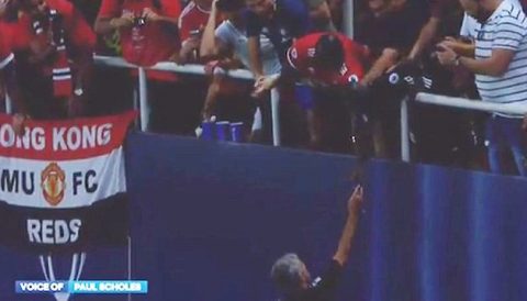 M.U thua Siêu Cúp châu Âu, Mourinho tặng huy chương cho CĐV nhí