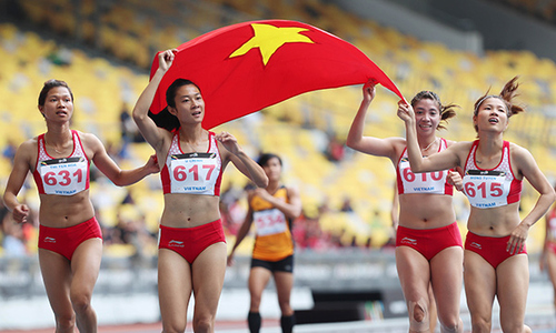 Tú Chinh cùng đồng đội xuất sắc giành HCV 4x100m nữ, phá kỷ lục SEA Games