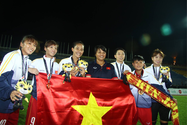 Tuyển nữ Vô địch SEA Games, NHM kêu gọi sự công bằng cho thầy trò HLV Mai Đức Chung