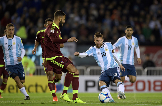 Argentina tiếp tục bất lực trước đội bét bảng, Messi đứng trước nguy cơ ngồi nhà xem Ronaldo đá World Cup qua TV