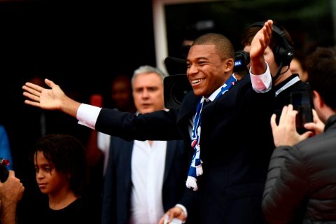 CHÙM ẢNH: PSG chính thức cho ra mắt ‘siêu bom tấn’ Mbappe khiến fan phát cuồng