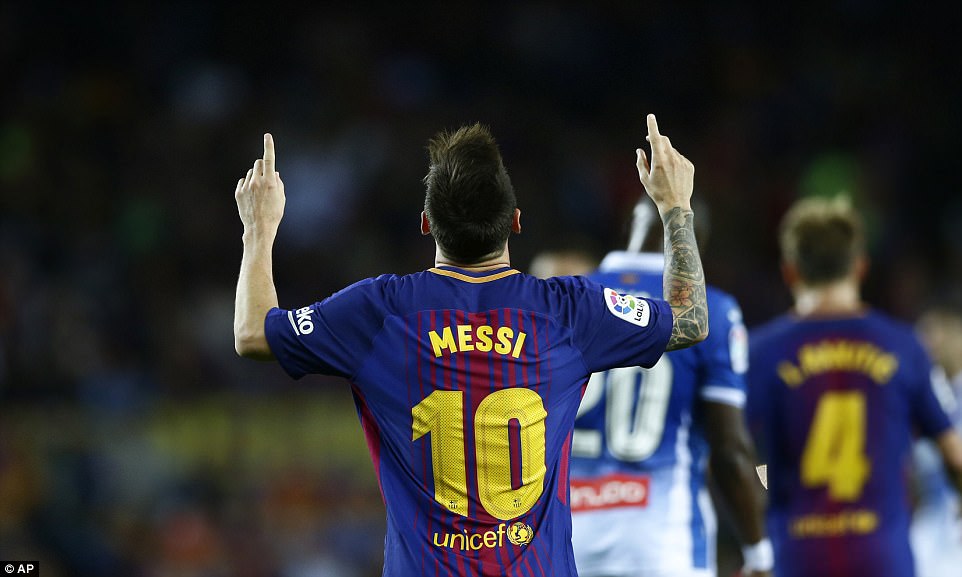 Messi chói sáng rực rỡ với hat-trick, tân binh Dembele kiến tạo, Barca vùi dập hàng xóm 5 bàn không gỡ