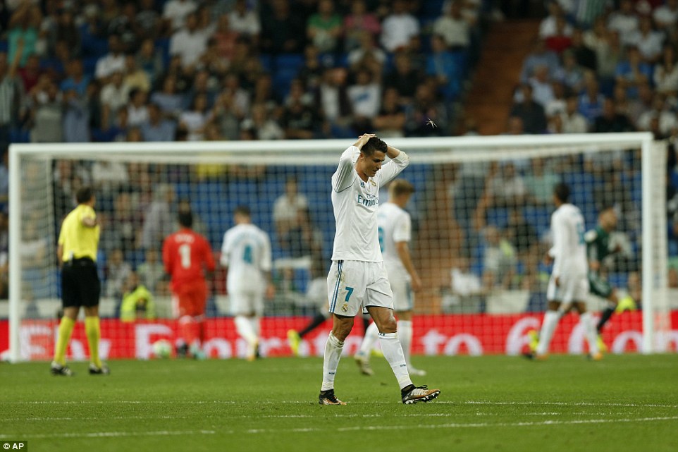 Ronaldo phung phí hàng tá cơ hội ngày tái xuất, Real thua sốc Betis ngay tại “thánh địa” Bernabeu
