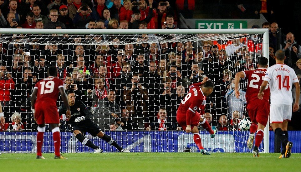 Hàng thủ mơ ngủ cộng với quả penalty hỏng ăn, Liverpool rơi điểm đáng tiếc trên sân nhà trước Sevilla