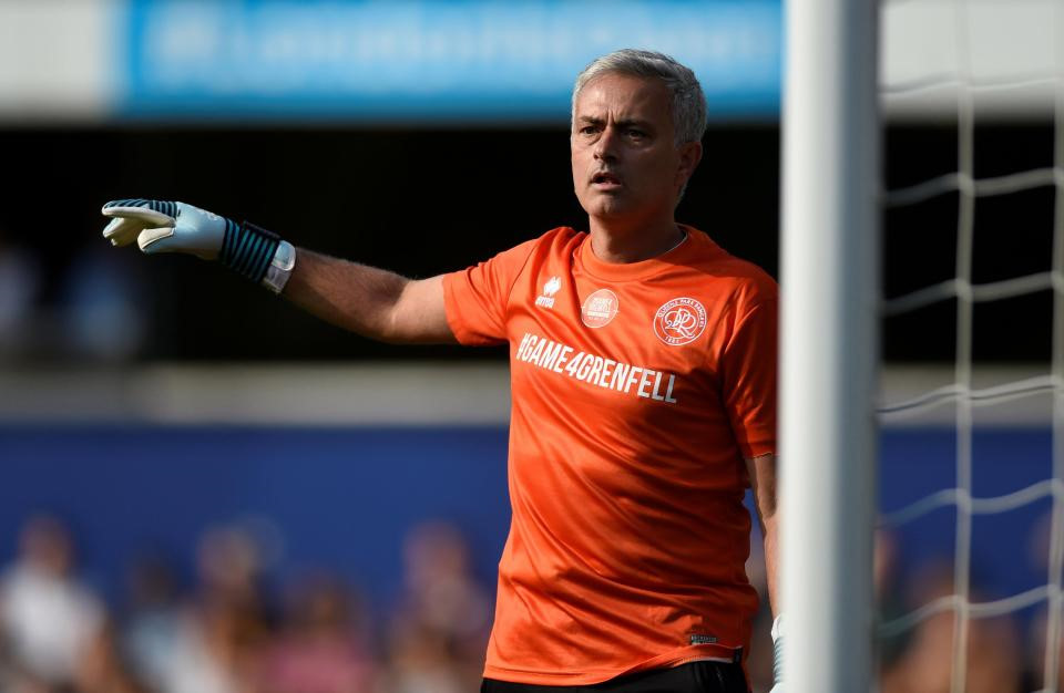 Chùm ảnh: Mourinho xỏ găng trổ tài bắt gôn cực hài ở trận cầu từ thiện