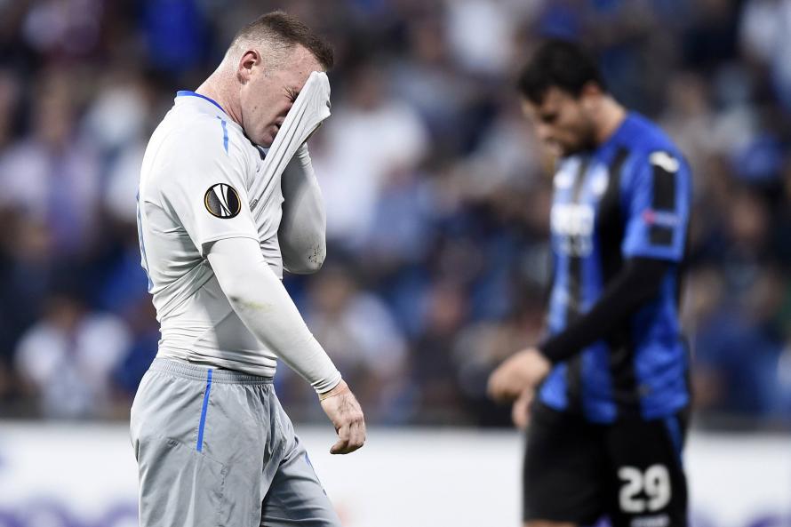 Rooney vô hại, hàng thủ thi đấu như mơ ngủ, Everton thua Sốc trước đại diện Italia