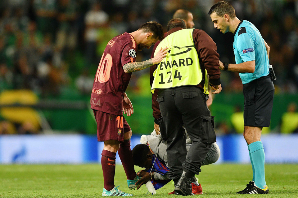 Hy hữu: Fan cuồng “nhảy bổ” vào sân hôn giày Messi giữa tiếng hô vang “Ronaldo” không ngớt