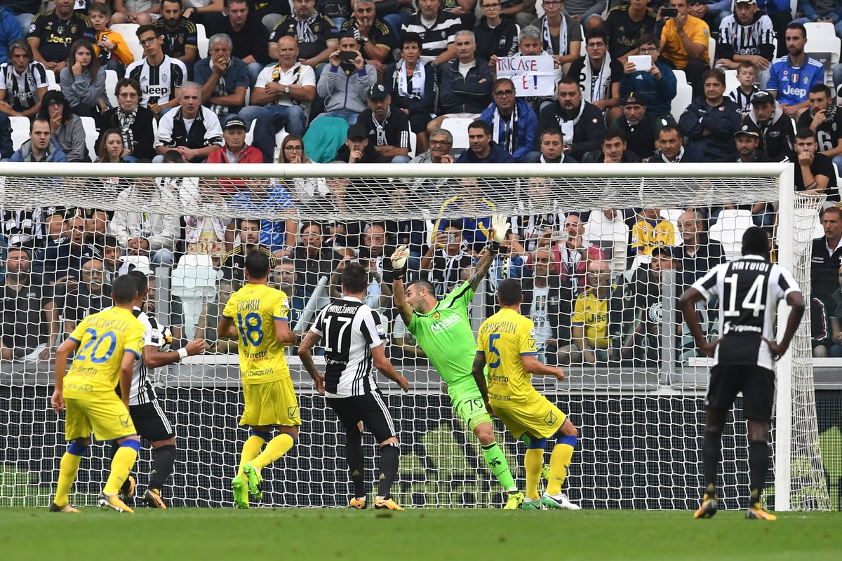 Đã hay lại còn may, Juventus thắng nhàn Chievo trên sân nhà