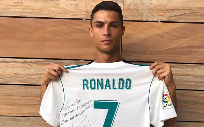 Ronaldo gây xúc động mạnh với nghĩa cử cao đẹp gửi đến fan nhí qua đời sau trận động đất