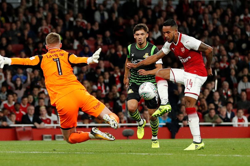 Walcott ghi bàn duy nhất, Arsenal nhẹ nhàng đi tiếp tại League Cup
