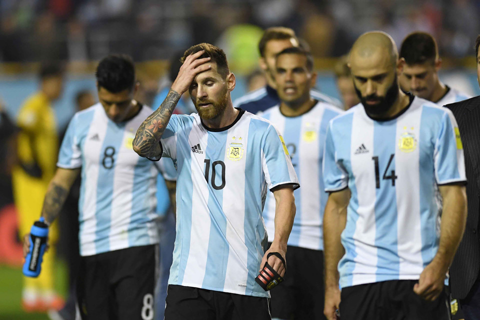 CHÙM ẢNH: ‘Cô đơn giữa một bầy lừa tại Argentina’, Messi ôm đầu tiếc nuối trước nguy cơ ngồi nhà xem World Cup