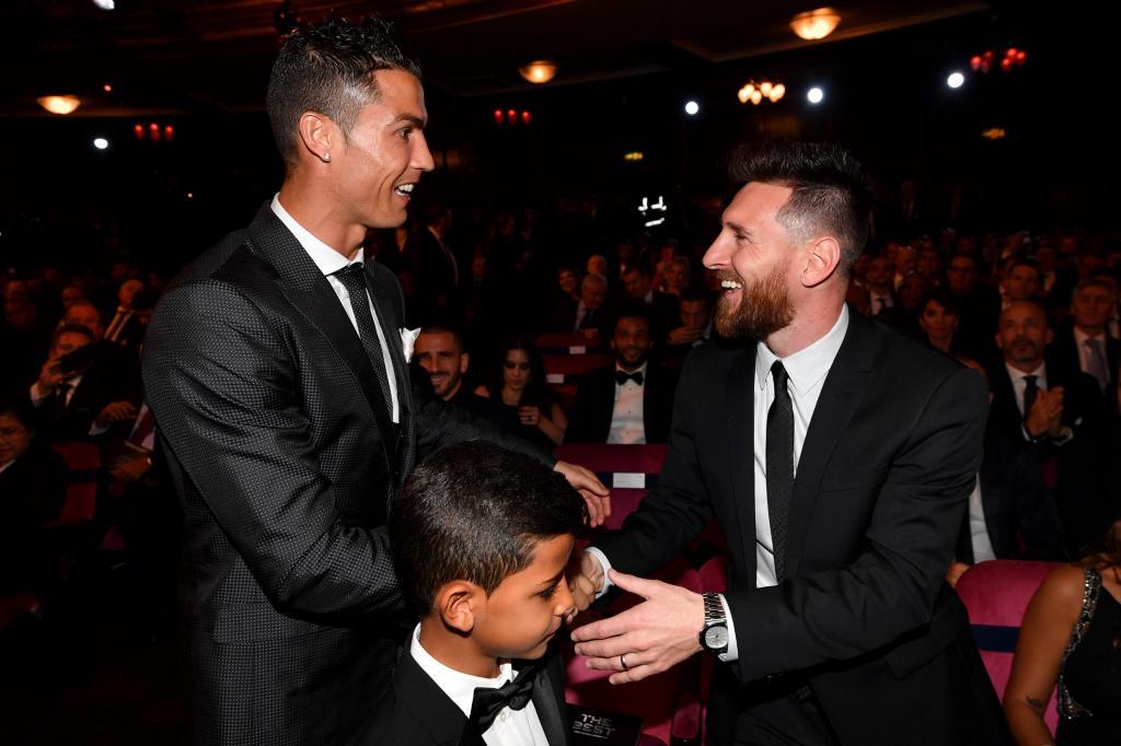 Hé lộ cuộc đối thoại thú vị giữa Ronaldo và Messi ở đêm trao giải The Best khiến NHM tròn mắt ngạc nhiên