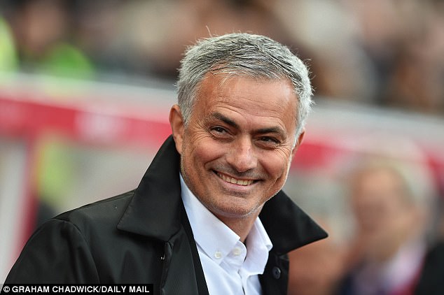 Không được tăng lương, Mourinho vẫn vui vẻ gia hạn với Man Utd