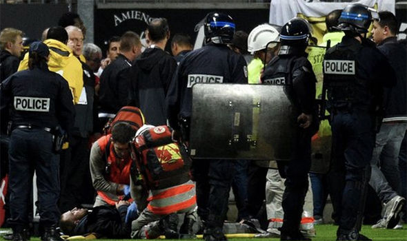 Khán đài đổ sập trong trận cầu tại Ligue 1 khiến 20 người bị thương