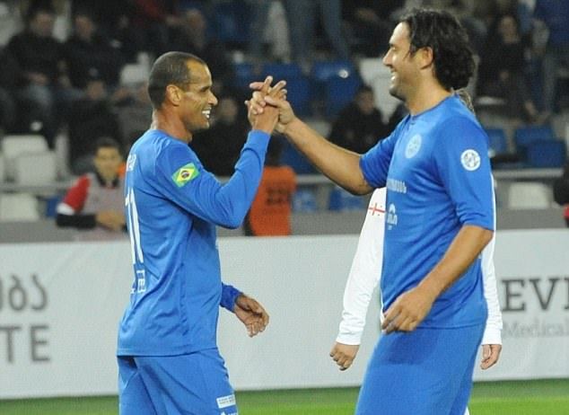 Rivaldo, Totti cùng nhau sát cánh đánh bại đội bóng của Crespo, Shevchenko