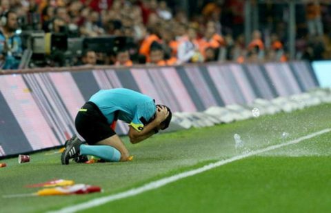 SỐC: Trọng tài bị dội “bom nước” ở trận Derby Istanbul
