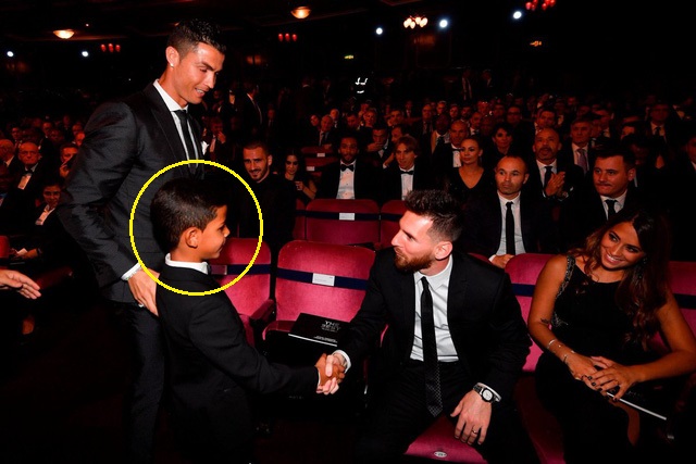 Được gặp thần tượng Messi bằng xương bằng thịt, phản ứng của cậu cả nhà Ronaldo khiến fan thích thú