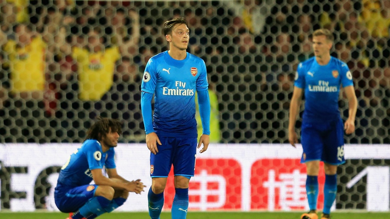 Huyền thoại Arsenal đòi đuổi cổ Ozil sau trận thua ngược trước Watford