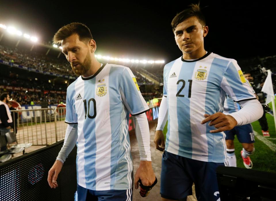 HLV ĐT Argentina tiết lộ lý do Dybala và Messi không hợp nhau