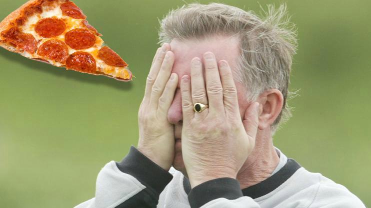 Sau 13 năm, cuối cùng kẻ cả gan ném bánh pizza vào Sir Alex đã chính thức lộ diện kèm theo lời xin lỗi