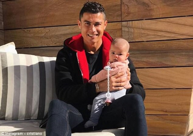 Ronaldo hạnh phúc khoe ảnh công chúa Alana trên mạng xã hội