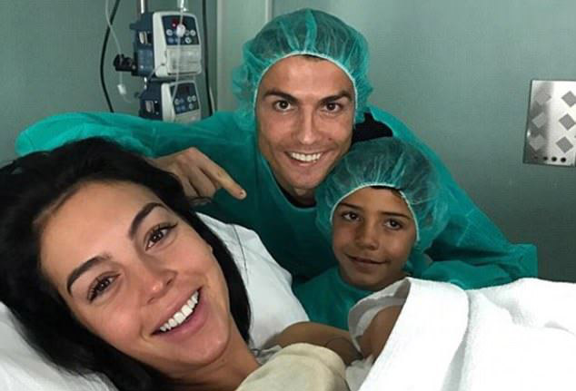 Georgina sinh sớm, Ronaldo hân hoan chào đón cô công chúa đầu lòng