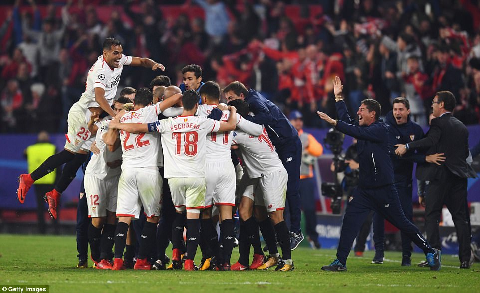 Bị Liverpool dẫn 3 bàn sau hiệp 1, HLV Sevilla thông báo tin sét đánh khiến các học trò đá như điên dại trong hiệp 2