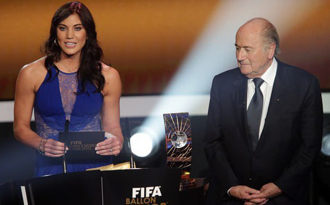 SỐC: Nữ cầu thủ tố bị cựu Chủ tịch FIFA sàm sỡ ngay trong lúc trao Quả bóng vàng
