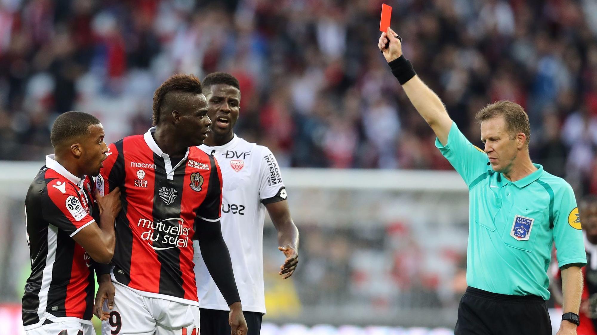 KHÓ TIN: Nổ súng giúp đội nhà thắng trận nhưng Balotelli lại bị trọng tài đuổi oan ở Ligue 1