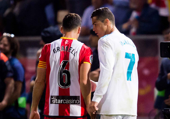 Ronaldo lại bị chê chảnh chọe vì từ chối đổi áo với đối thủ: Người trong cuộc hé lộ nguyên nhân