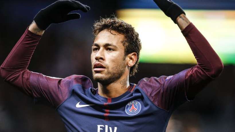 Neymar văng tục với truyền thông khi được hỏi về việc gia nhập Real Madrid