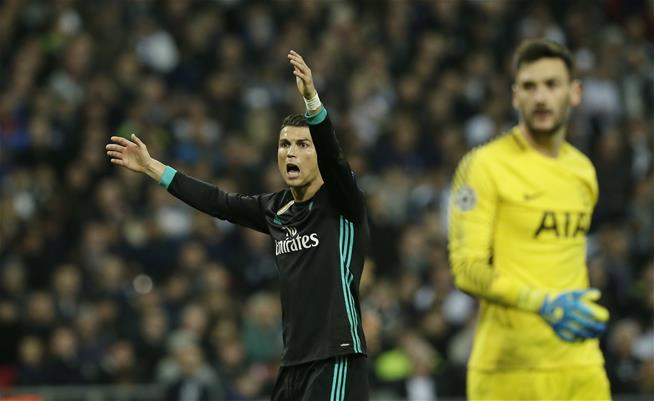 Bị hỏi về chuyện “ghi bàn và ghi bàn” Ronaldo nổi điên chưa từng thấy sau trận thua thảm