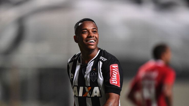 Bất chấp án tù lơ lửng, Robinho vẫn sống ung dung tại quê nhà Brazil