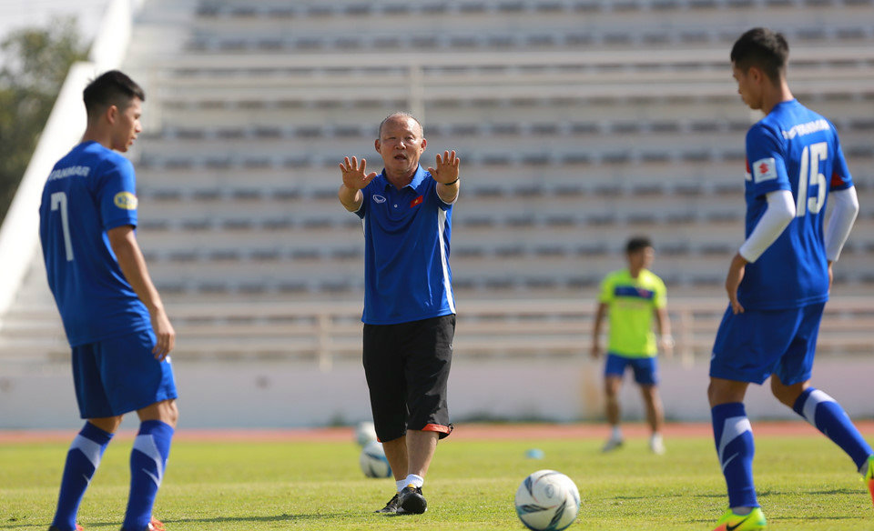 Tập luyện cùng U23 Việt Nam, HLV Park Hang-seo xin chào thua học trò