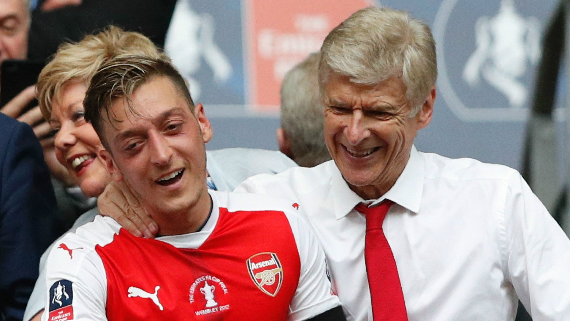 CỰC NÓNG: Mesut Ozil đồng ý ở lại Arsenal, hưởng lương cao nhất lịch sử CLB