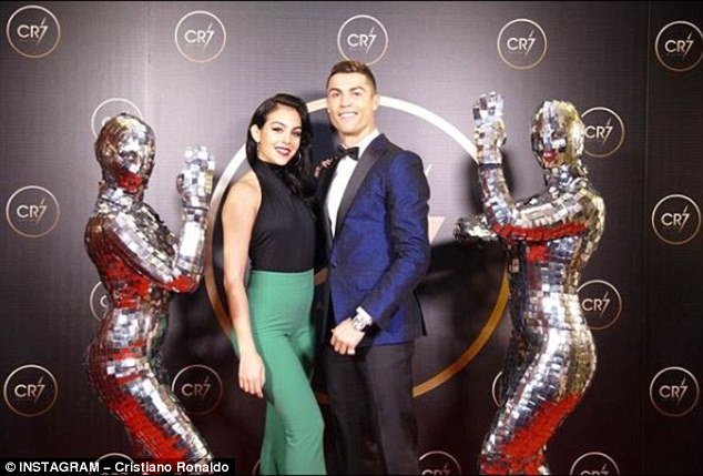 CHÙM ẢNH: Ronaldo tổ chức tiệc linh đình tổng kết năm 2017, tự tôn vinh bản thân