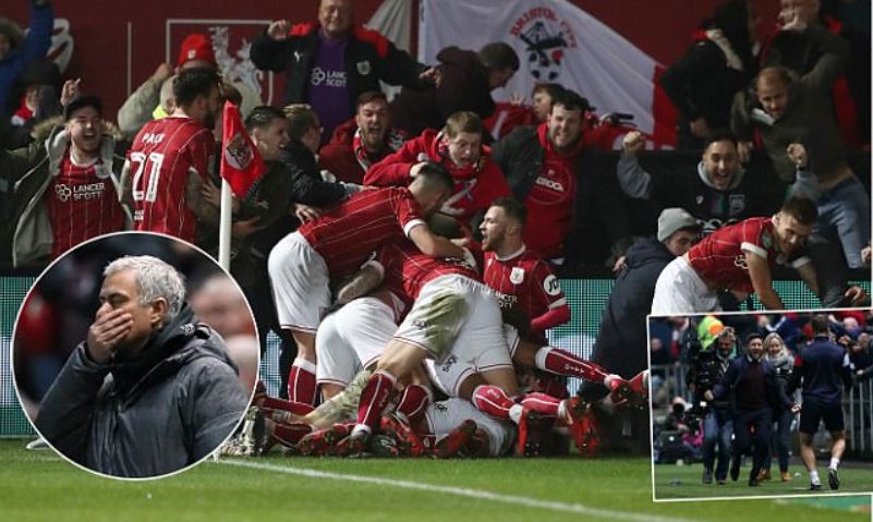 CHÙM ẢNH: Mourinho “mặt cắt không còn giọt máu” sau khoảnh khắc định mệnh khiến M.U bị đá bay khỏi League Cup