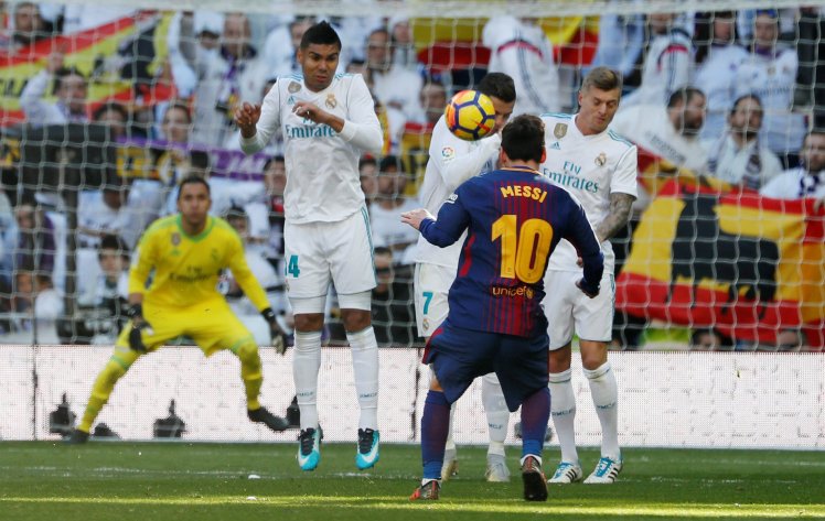 Ngày hoàn hảo cho Messi: Ghi bàn, kiến tạo, lập siêu kỷ lục và… đá trúng mặt Ronaldo
