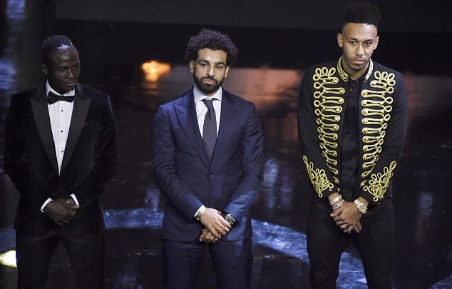 CHÙM ẢNH: Mane, Aubameyang buồn rầu nhìn Salah nhận giải Cầu thủ hay nhất châu Phi 2017