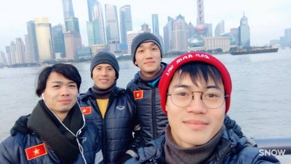 CHÙM ẢNH: Dàn “soái ca” U23 Việt Nam khoe ảnh cực chất ở Trung Quốc